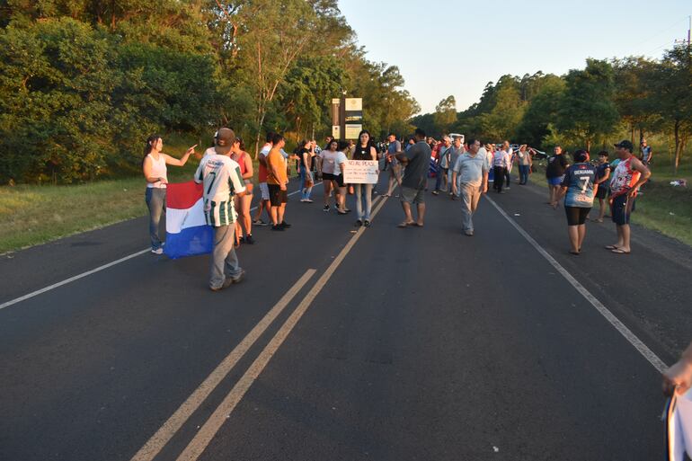 Continúa manifestación para repudiar traslado de puesto de peaje de Coronel Bogado