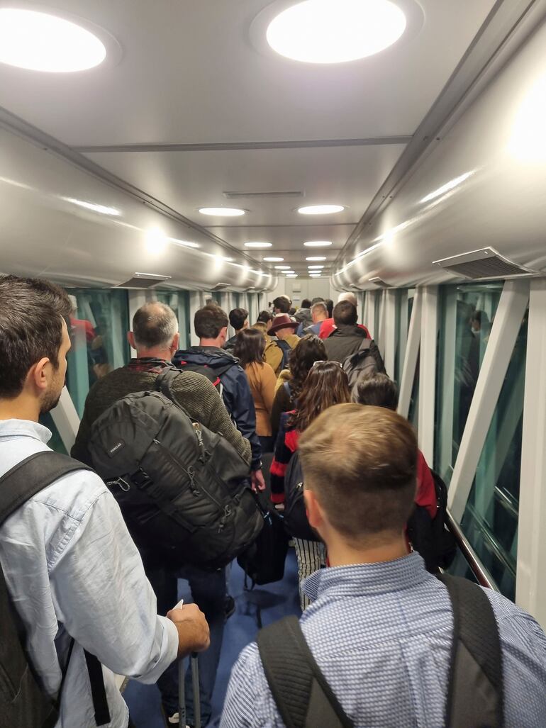 A Colonia del Sacramento se puede llegar mediante una travesía en ferry (foto) desde Buenos Aires o vía aérea.