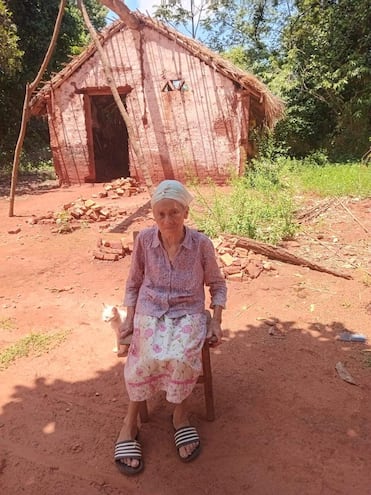 Abuela quien vive en extrema pobreza reclama pensión para subsistir.