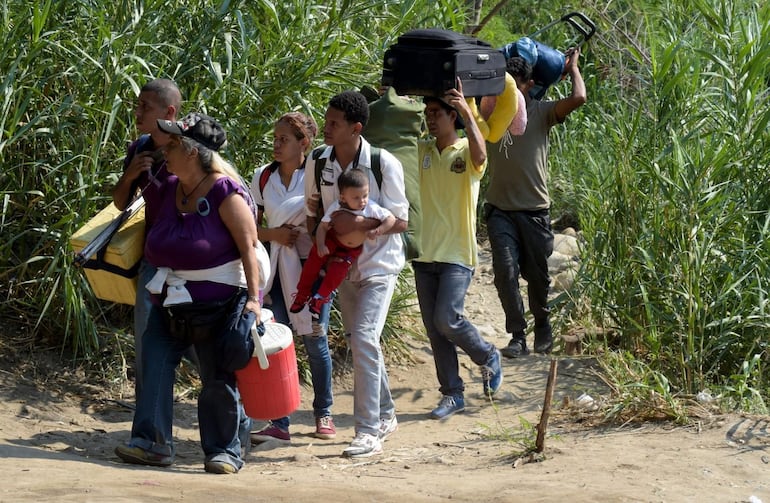 Millones de venezolanos dejan su país -gobernador por Nicolás Maduro- por razones políticas y económicas. (archivo)