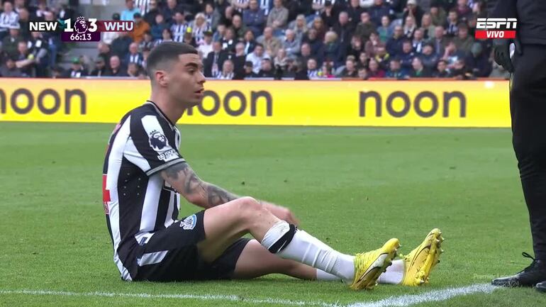 El paraguayo Miguel Almirón, jugador del Newcastle, durante la molestia en la rodilla en el partido frente al West Ham por la Premier League.