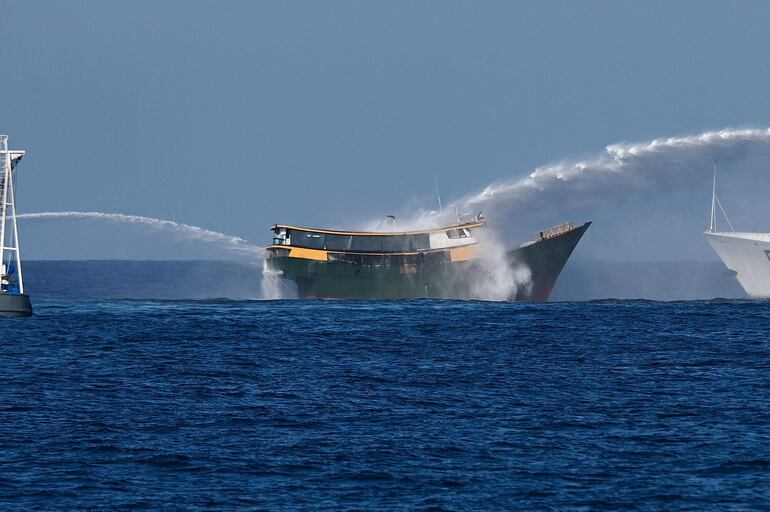 Un navío militar filipino es atacado con cañones de agua por buques chinos cerca del atolón Second THomas, el martes en el mar de China Meridional.