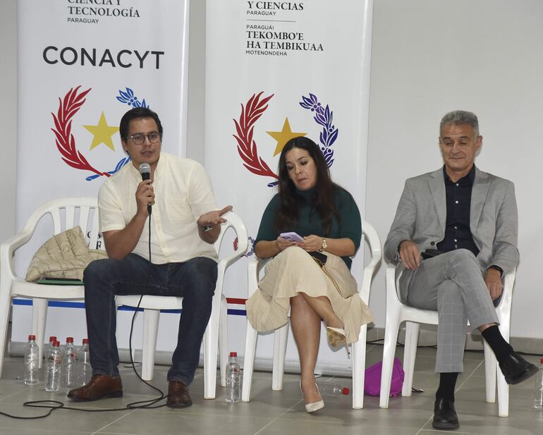 El viceministro de Educación Superior, Federico Mora, la viceministra de Capital Humano del Ministerio de Economía, Andrea Picasso y Yan Speranza, concejero del programa Becal, durante la mesa con los universitarios.