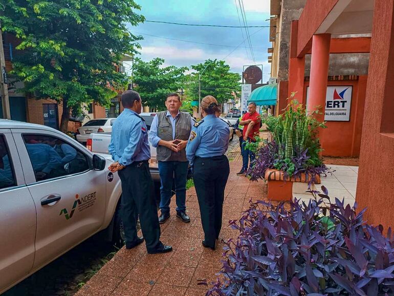 El presidente del Indert Francisco Ruiz Díaz y una comitiva policial durante la intervención a la sede de Guairá.