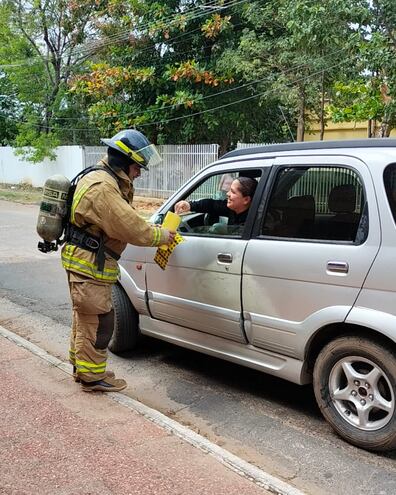 Bombero Voluntario de Roque Alonso en plena colecta. (gentileza).