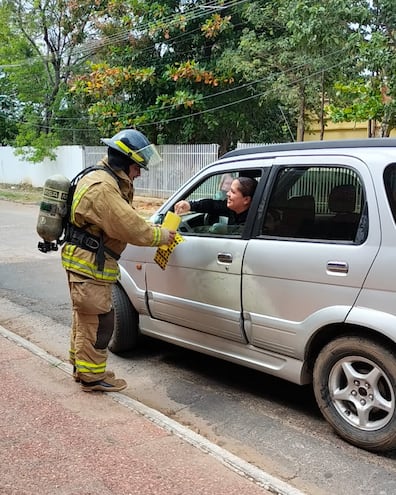 Bombero Voluntario de Roque Alonso en plena colecta. (gentileza).