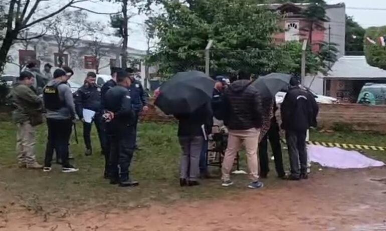 El cuerpo del hombre fue encontrado en una canchita de fútbol de la escuela 12 de Junio.