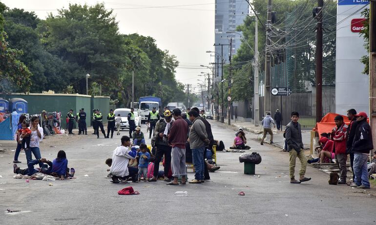 Un grupo de comunidades indígenas volvió a cerrar hoy la avenida Artigas en reclamo de asistencia al Indi y a la SEN.