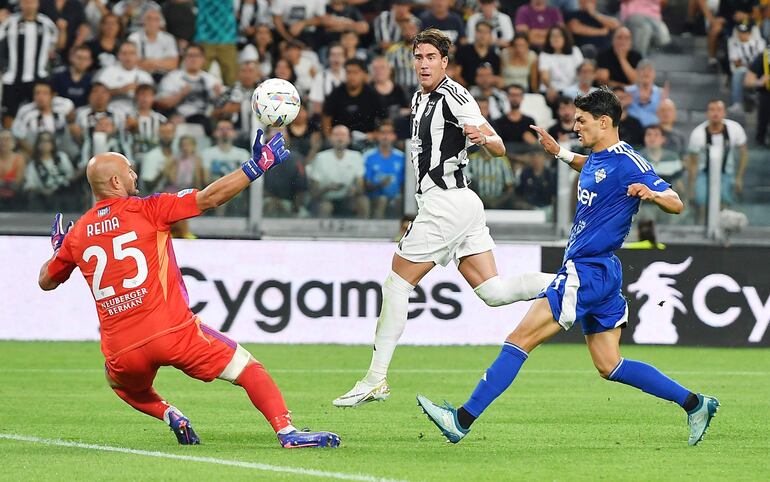 Torino (Italy), 19/08/2024.- Juventus' Dusan Vlahovic (C) and Como's Pepe Reina (L) in action during the Italian Serie A soccer match between Juventus FC and Como 1907, in Turin, Italy, 19 August 2024. (Italia) EFE/EPA/ALESSANDRO DI MARCO
