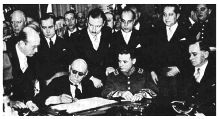 Firma del Tratado de Paz público, en Buenos Aires, el 21 de julio de 1938. Estigarribia, de uniforme, dio la impresión de representar al poderoso Ejército Paraguayo.