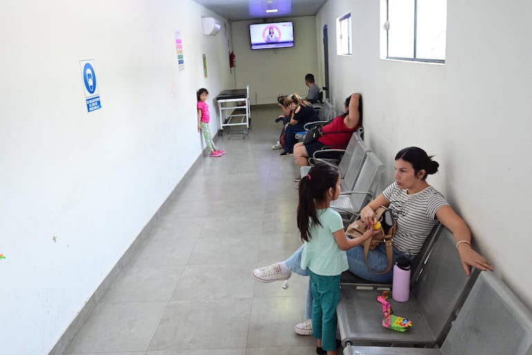 Pacientes aguardan ser atendidos en uno de los pasillos del Hospital Materno Infantil de Trinidad.