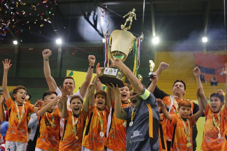 Hernandarias campeón invicto del Nacional C11 de futbol de salón