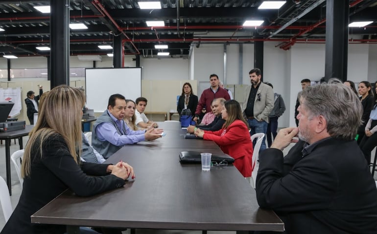 Luis Alberto Mauro y otros funcionarios de la Justicia Electoral durante los preparativos de las elecciones de abogados para el Consejo de la Magistratura. 