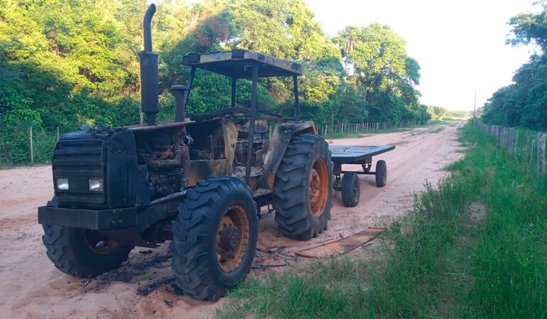 El tractor de la estancia Dos Amigos fue quemado por los terroristas  el sábado de tarde.