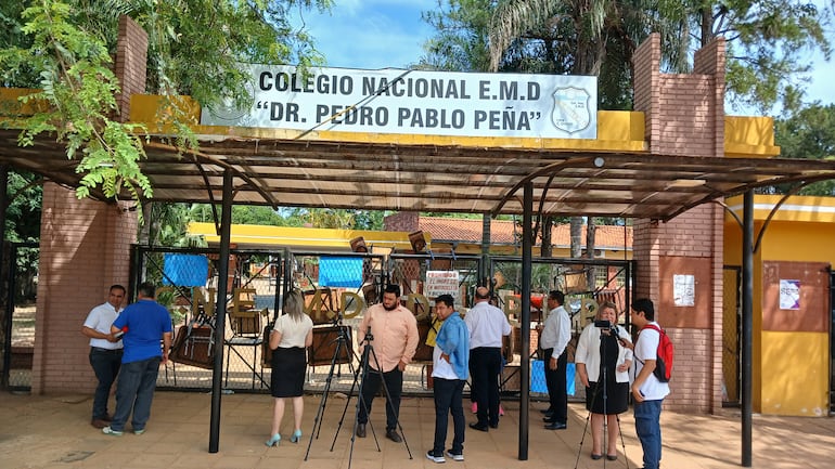 Los portones del Colegio Nacional Pedro P. Peña de Cpronel Oviedo, fueron bloqueadas por los alumnos.