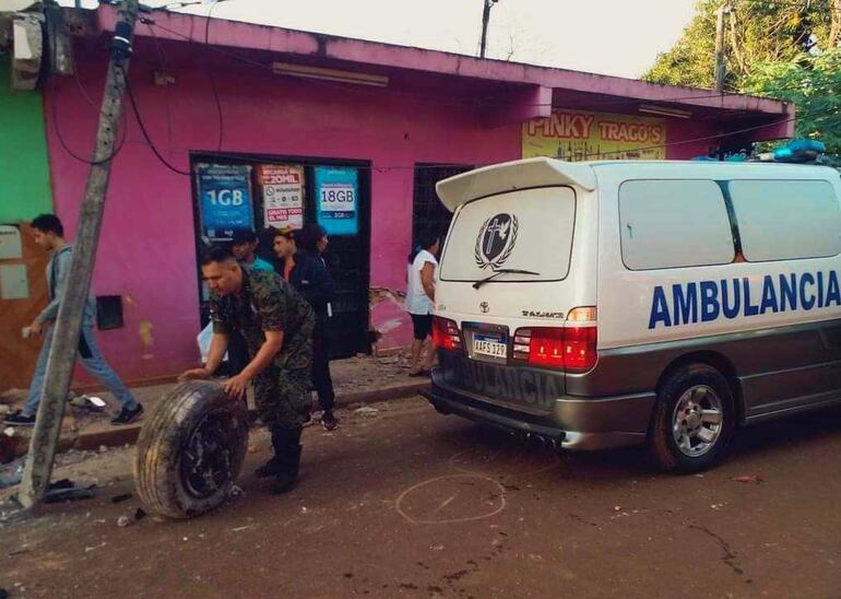 Tras el fuerte impacto la víctima fatal fue tirada por la columna de la empresa Copaco.