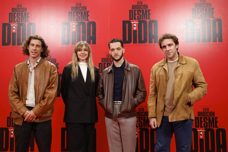 C. Tangana junto a los directores del documental "Esa ambición desmedida": Santos Bacana, Cristina Trenas y Rogelio González.