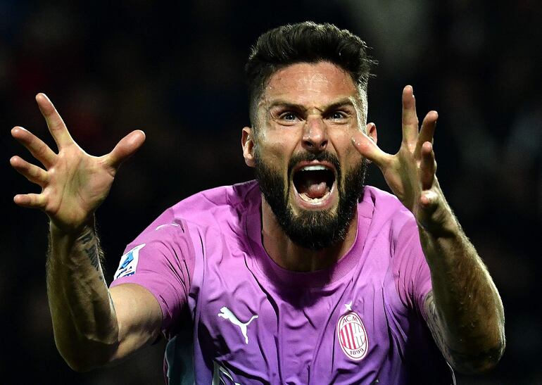 Festejo desenfrenado del francés Olivier Giroud tras anotar el primer gol para el AC Milan en la victoria 3-2 sobre el Frosinone.