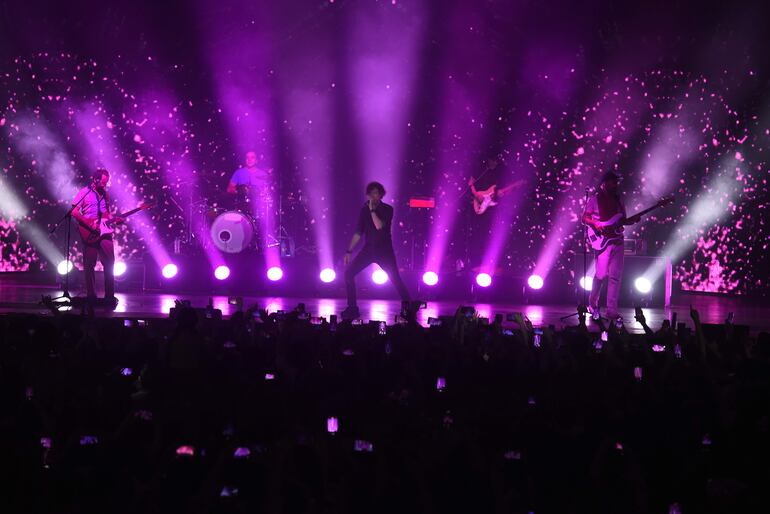 El Cuarteto de Nos en un momento de su enérgico show en el SND Arena, que atrajo a niños, jóvenes y adultos.