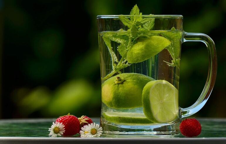 Hay que hidratarse correctamente tomando agua potable, Algunas veces agregar alguna fruta o limón, para hidratarse constantemente sin esperar a tener sed.