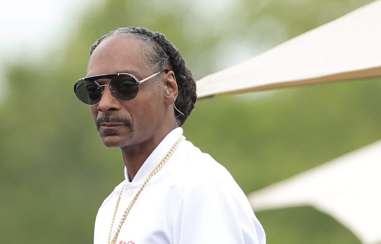 Snoop Dogg esperando el inicio de la Ceremonia de Apertura de los Juegos Olímpicos París 2024, en París, Francia. (EFE/EPA/TERESA SUAREZ)
