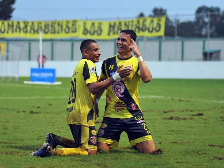 Roberto Moreira (d) es congratulado por un compañero tras anotar un gol.