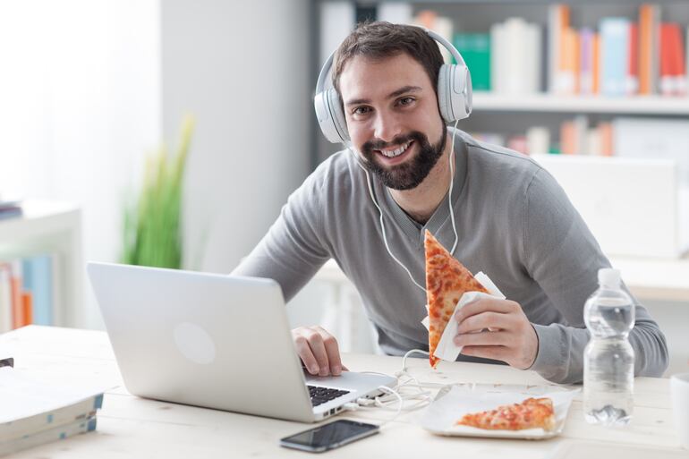 Comer con música.