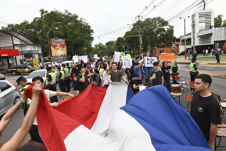 Los estudiantes se movilizaron en defensa de la democracia, repudio a la corrupción y al nepotismo.