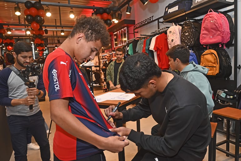 Hinchas ávidos de conseguir el autógrafo de sus ídolos fue una constante en el evento deportivo,