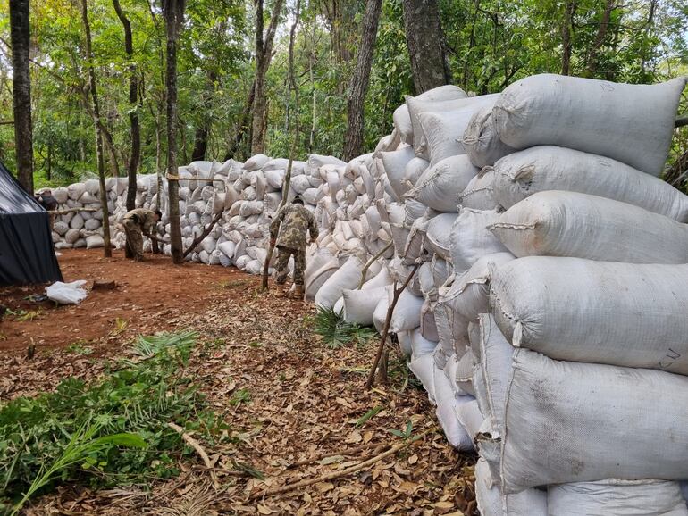 Agentes antidrogas contabilizan las bolsas cargadas con marihuana picada en el marco del operativo realizado esta mañana en un inmueble de la colonia Estrella, norte de Amambay.