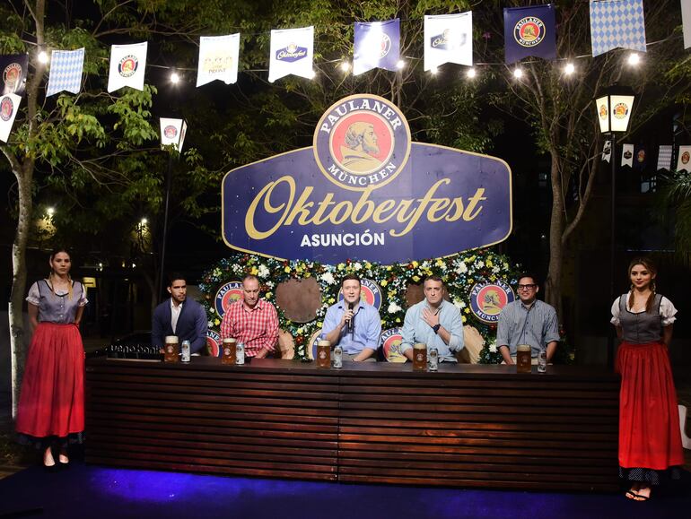 Fabrizio Figueredo, Roger Careaga, Matías Bordón, Fernando Gutiérrez y Sebastián Peña en la presentación de la VIII edición del Oktoberfest Paulaner.