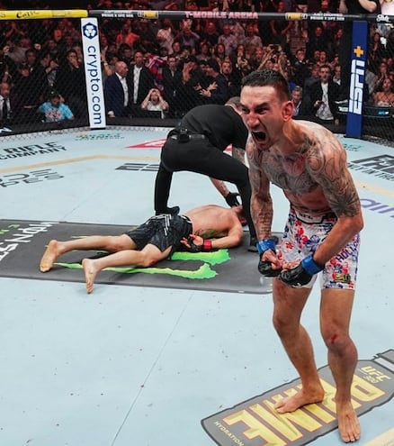 Max Holloway (32 años) sale a festejar su victoria sobre el final por KO ante Justin Gaethje (35).