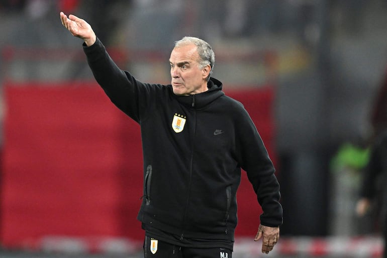 El argentino Marcelo Bielsa, entrenador de la selección de Uruguay, en un partido frente a Perú por las Eliminatorias Sudamericanas 2026 en el estadio Nacional de Perú, en Lima, Perú.