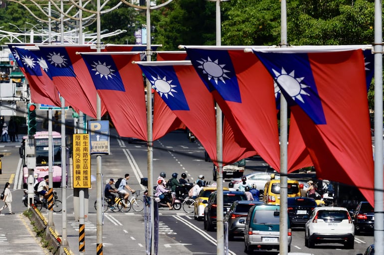 Banderas de Taiwán flamean en las calles de Taipéi, la capital taiwanesa.