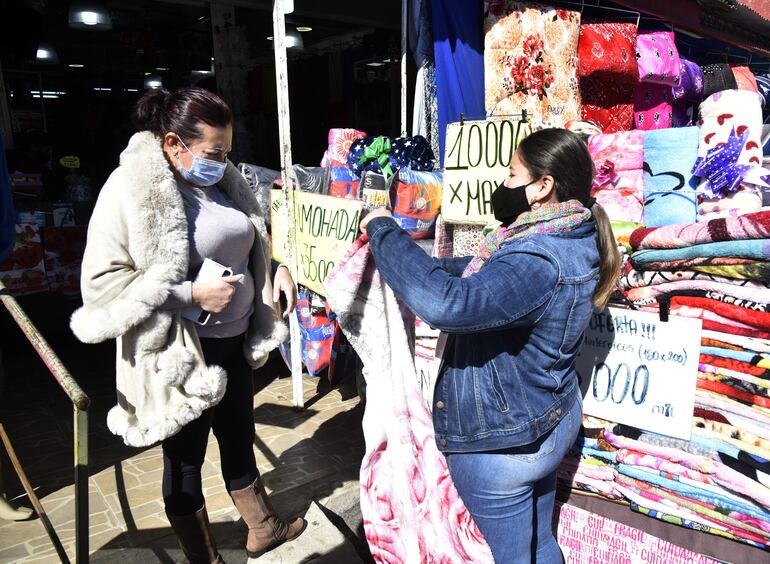 Pocos clientes en la zona de "Los bolivianos" del Mercado 4 de Asunción.