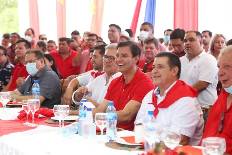 Fotografía de archivo y referencia: el senador Silvio "Beto" Ovelar junto al expresidente de la República, el "significativamente corrupto" Horacio Cartes.