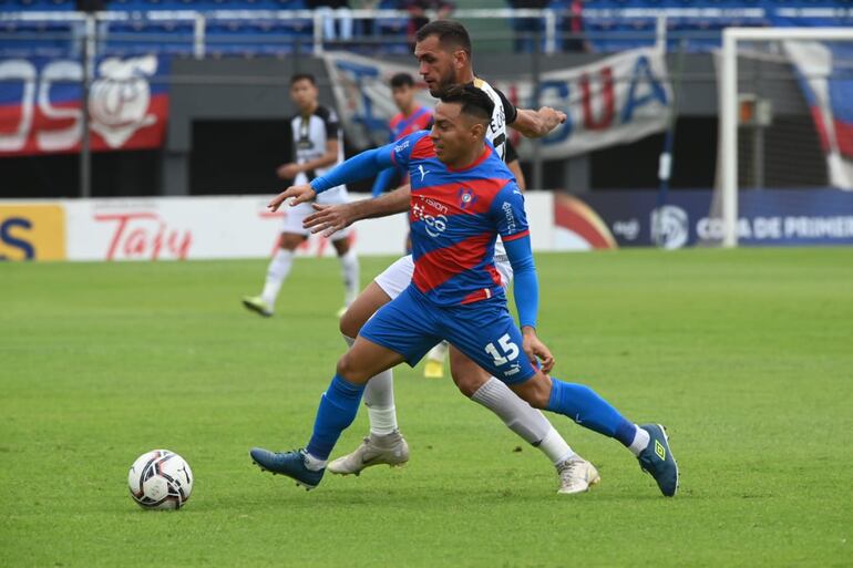 Ángel Lucena, de Cerro Porteño, pelea el balón con Edson Barros, de Tacuary.