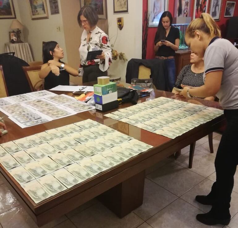 Foto de los 1.500 dólares incautados de la casa del general Ramón Benítez, en 2019, que sería producto de la recaudación ilícita en el marco de su esquema de coimas en puestos aduaneros.