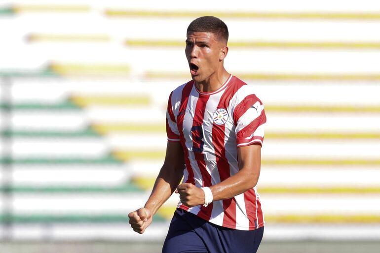 El zaguero central albirrojo Ronaldo Nawel de Jesús López (22 años), celebra el primer tanto del seleccionado albirrojo,