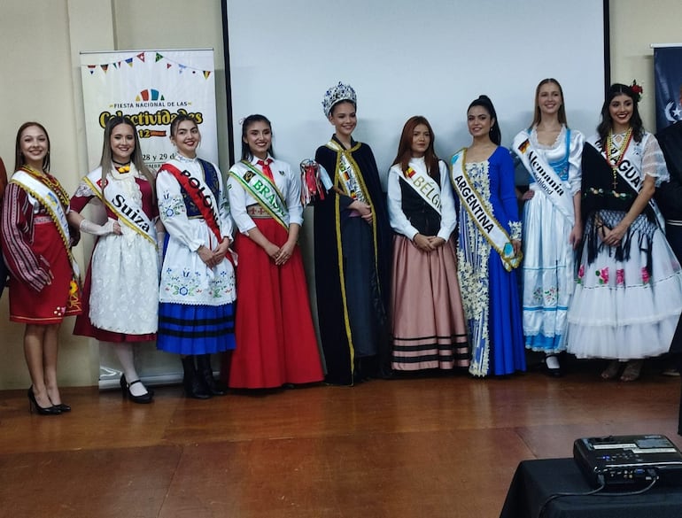 Las representantes de las diferentes colectividades que este año compiten por el título de “Reina Nacional de las Colectividades”, durante una gira promocional de la fiesta.