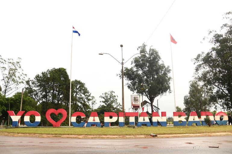 Cartel de bienvenida a la ciudad de Capitán Bado, ubicada sobre la ruta PY11 Juana María de Lara.