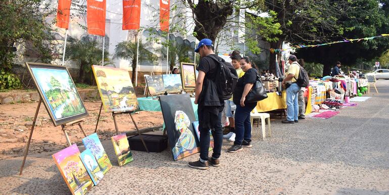 Afuera del polideportivo del colegio San Alfonso, se instaló el mercadito donde se están ofertando artículos de artesanía, artes plásticas y gastronomía paraguaya.