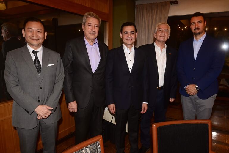 El embajador de Taiwán José Han, el embajador de Uruguay Eduardo Bouzout, el Canciller Nacional, Rubén Ramírez Lezcano; el presidente de la Asociación, Carlos Jorge Biedermann y Jorge Kronawetter.