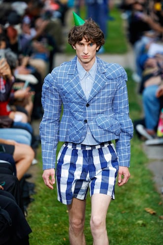 Una creación de Walter Van Beirendonck para el desfile de ropa masculina prêt-à-porter Primavera/Verano 2025 como parte de la Semana de la Moda de París.