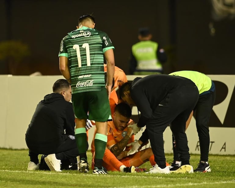 Imágenes muy fuertes del momento en el que Gastón Olveira abandonaba la cancha del Antonio Aranda