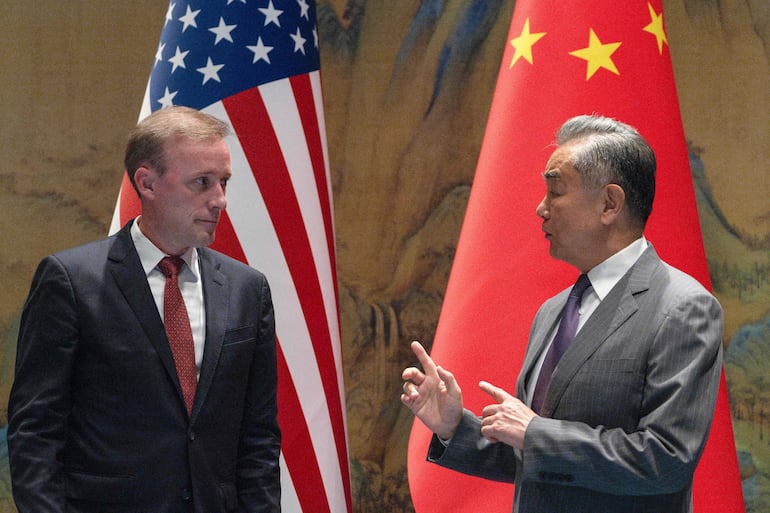 El ministro de Exteriors de China, Wang Yi (d) recibe al asesor de seguridad de EE.UU. Jake Sullivan, en Pekín.