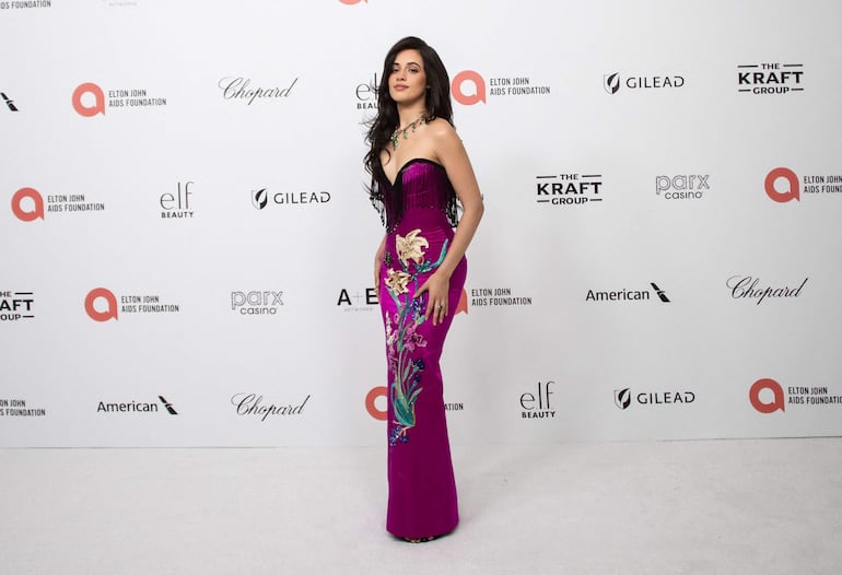 La cantante Camila Cabello llegó espléndida a la gala número 33 de Elton John AIDS Foundation en Pacific Design Center in West Hollywood. (Apu GOMES / AFP)