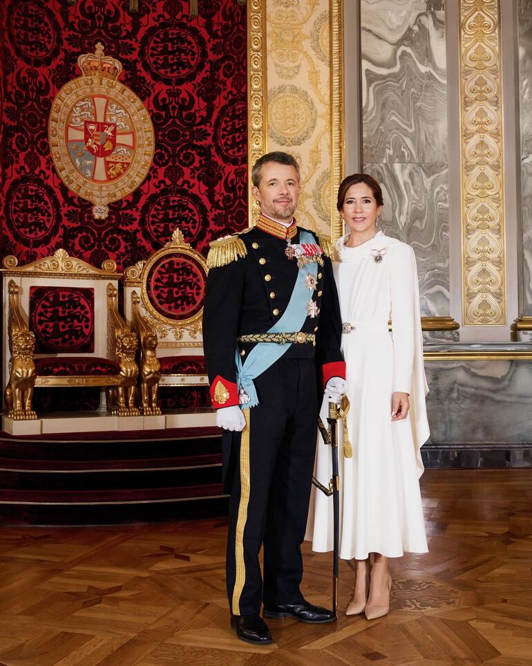 Los nuevos monarcas daneses Federico X y Mary posan para el retrato oficial. (Instagram/DET DANSKE KONGEHUS)