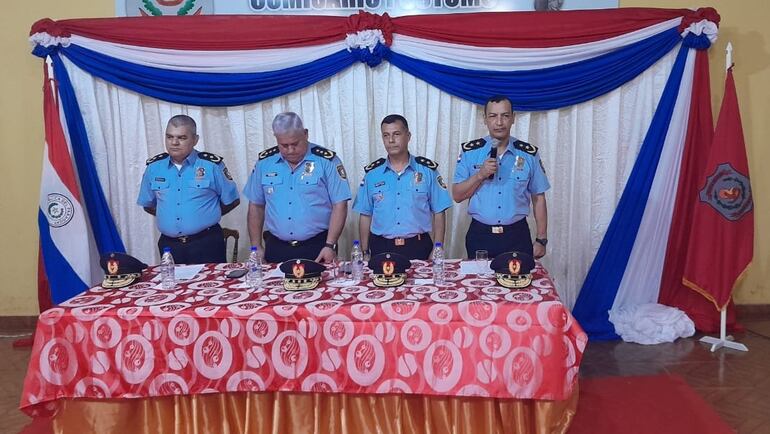 Los comisarios Feliciado Martínez, Osmar Ignacio Méndez, Evert Constancio París y Blas Vera, durante el acto de asunción de las nuevas autoridades policiales.