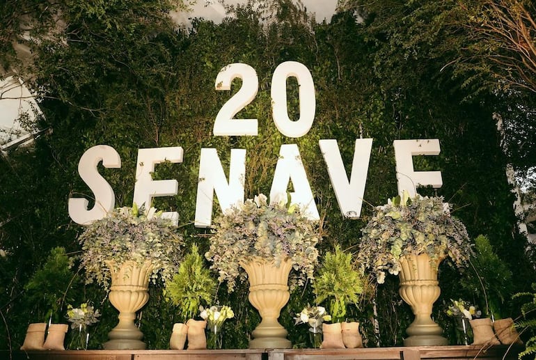 Flores blancas como parte de la lujosa decoración del festejo del Senave por sus 20 años de creación, en el exclusivo salón de eventos "Las Takuaras".